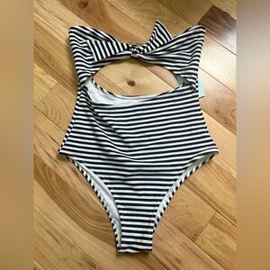 NWT CUPSHE Neat As a Pinstripe One-piece Strapless Swimsuit NO STRAP Sz S 4-6
